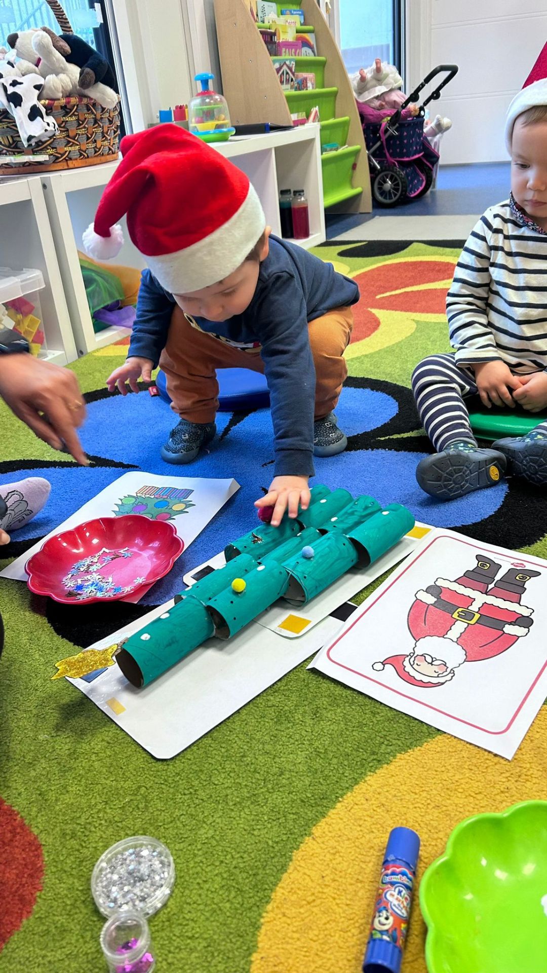 Children making holiday decorations - itsw nursery