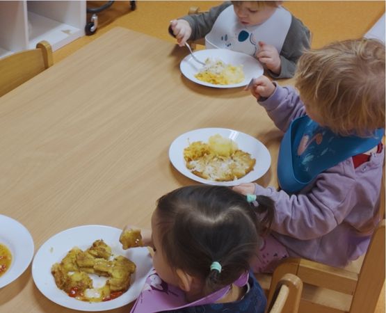 group of children eatis dinner - ITSW nursery