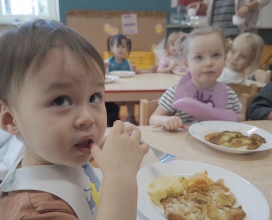 kids eating dinner