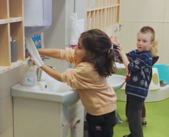 kids learning how to wash hands - itsw nursery